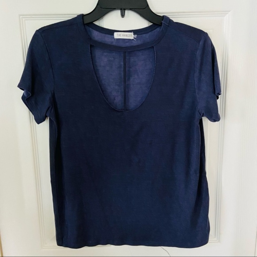 THE HANGER navy soft stretch cut out front short sleeve shirt size small